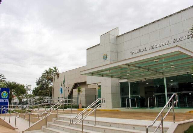 Campanha corre e 20 candidaturas ainda esperam a Justiça