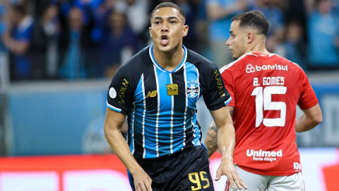Carlos Vin&iacute;cius marca duas vezes e Gr&ecirc;mio elimina Inter na Copa do Brasil