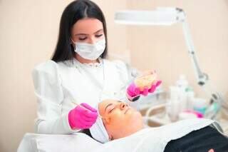 Cliente dorme enquanto tira cravos e esteticista transforma técnica em método Cliente dorme enquanto tira cravos e esteticista transforma técnica em método