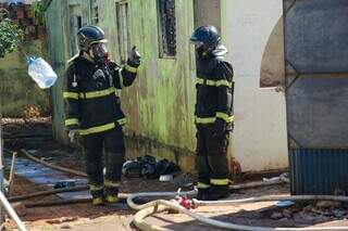 Inc&ecirc;ndio atinge casas, fecha trecho de rua e mobiliza bombeiros na Vila Gl&oacute;ria
