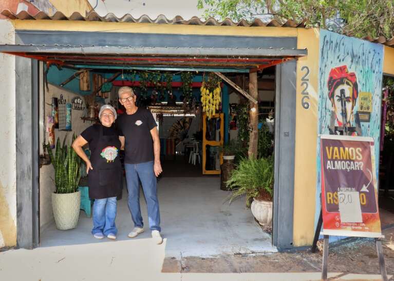 Casal abre restaurante em casa com comida caseira e galeria de arte