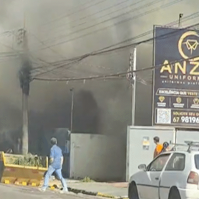 Inc&ecirc;ndio em duas casas fecha trecho de rua e mobiliza bombeiros na Vila Gl&oacute;ria