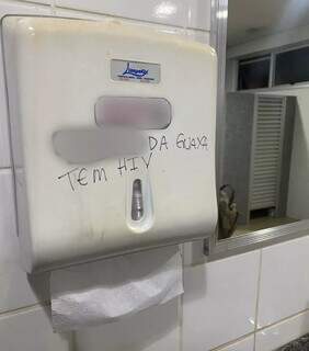 Mensagem sobre HIV em banheiro de universidade gera indigna&ccedil;&atilde;o entre alunos