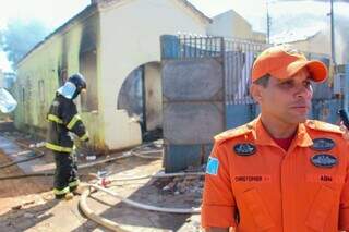Inc&ecirc;ndio atinge casas, fecha trecho de rua e mobiliza bombeiros na Vila Gl&oacute;ria