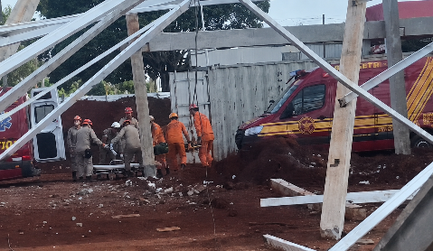 Um dia ap&oacute;s caf&eacute; e conversa sobre morte, amigo v&ecirc; trabalhador sob escombros