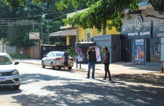 Durante reportagem sobre furto, caminh&otilde;es arrebentam fios de posto de sa&uacute;de