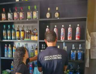 Pol&iacute;cia fecha lava a jato e conveni&ecirc;ncia por tr&aacute;fico e falsifica&ccedil;&atilde;o de bebidas 