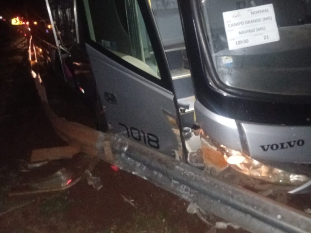 &Ocirc;nibus com destino a Navira&iacute; perde controle e sai da pista na BR-163