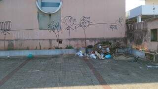 Fogo, uso de drogas e furtos assustam moradores perto de prédio abandonado Fogo, uso de drogas e furtos assustam moradores perto de prédio abandonado