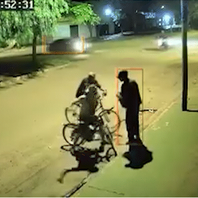 Homem &eacute; esfaqueado por ciclista e pede socorro em mercado no Jardim Col&uacute;mbia
