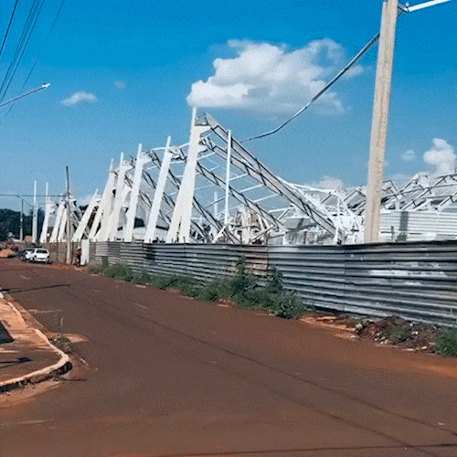 Estrutura de mercado em constru&ccedil;&atilde;o desaba em cima de trabalhadores