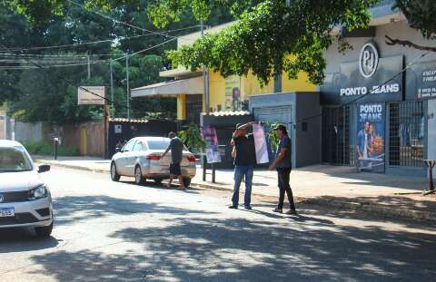 Durante reportagem sobre furto, caminh&otilde;es arrebentam fios de posto de sa&uacute;de