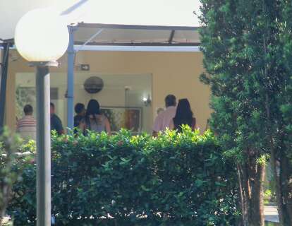Filha de 14 anos passa vel&oacute;rio inteiro ao lado do corpo da m&atilde;e morta em acidente