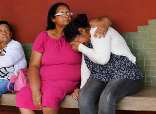 &ldquo;Como que ele volta num caix&atilde;o?&rdquo;, lamenta irm&atilde; de oper&aacute;rio morto em desabamento