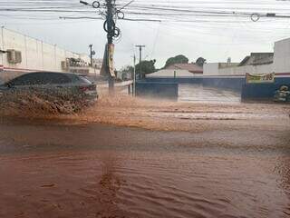 Ruas da periferia começam a alagar com 30 minutos de chuva na Capital Ruas da periferia começam a alagar com 30 minutos de chuva na Capital