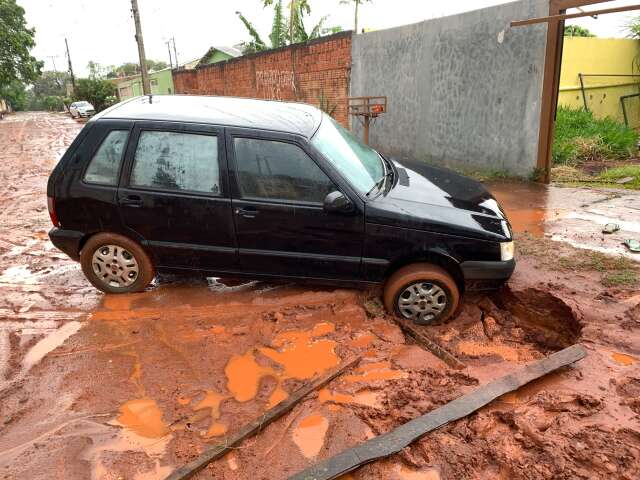 Ve&iacute;culo cai em vala aberta por eros&atilde;o durante temporal no Jardim Batist&atilde;o 