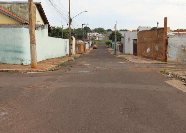 Jovem &eacute; baleada na lombar durante ataque contra grupo no Jardim Nhanh&aacute;