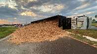 Carreta tomba em trevo da BR-163, espalha carga e provoca engarrafamento