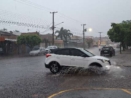 Chuva passa de 30 mm na Capital e frente fria mant&eacute;m MS sob risco de temporal