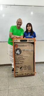Aluna sai da &ldquo;caixinha&rdquo; e cria Instagram de Da Vinci em celular de papel&atilde;o