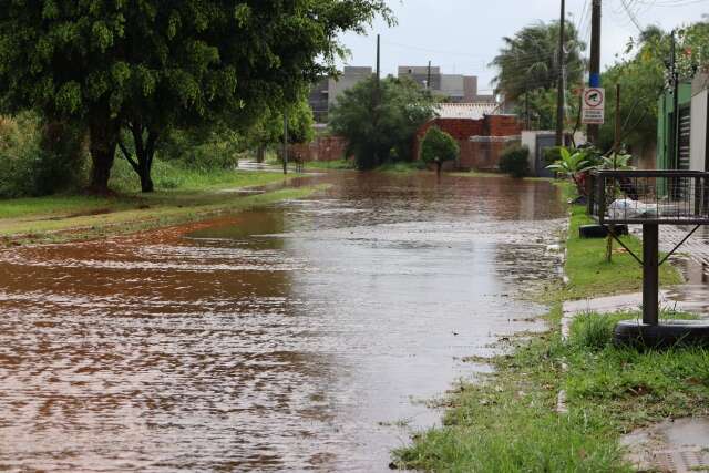 Frente fria avan&ccedil;a e chuva forte faz ruas virarem rio em v&aacute;rios pontos da cidade