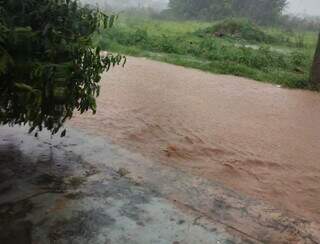 Frente fria avan&ccedil;a e chuva forte faz ruas virarem rio em v&aacute;rios pontos da cidade
