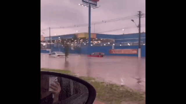 Temporal alaga Avenida Gunter Hans e deixa carros parcialmente submersos