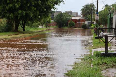 Frente fria avan&ccedil;a e chuva forte faz ruas virarem rio em v&aacute;rios pontos da cidade