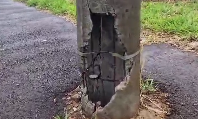 Ap&oacute;s acidente, poste fica torto e preocupa moradores no Santo Ant&ocirc;nio