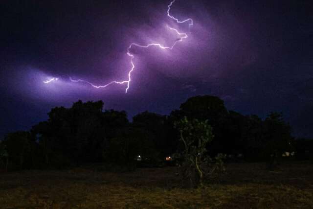 Ap&oacute;s queda de raio, fogo avan&ccedil;a por fazenda no Pantanal