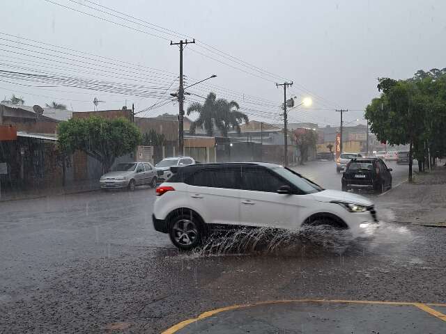 Chuva passa de 30 mm na Capital e frente fria mant&eacute;m MS sob risco de temporal