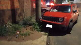Motorista colide Renegade em poste no Jardim Tijuca e foge a pé Motorista colide Renegade em poste no Jardim Tijuca e foge a pé