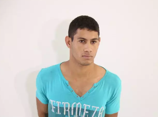 Homem condenado por homicídio tenta fugir após acidente e acaba amarrado Homem condenado por homicídio tenta fugir após acidente e acaba amarrado