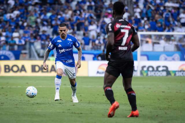 Cruzeiro bate Athletico-PR por 3 a 1 e segue na briga pelo G4