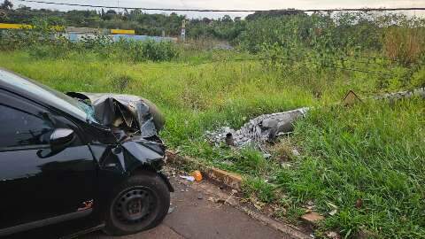 Condutora cochila ao volante e bate carro contra poste; 2&ordm; do dia