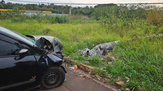 Condutora cochila ao volante e bate carro contra poste; 2&ordm; do dia
