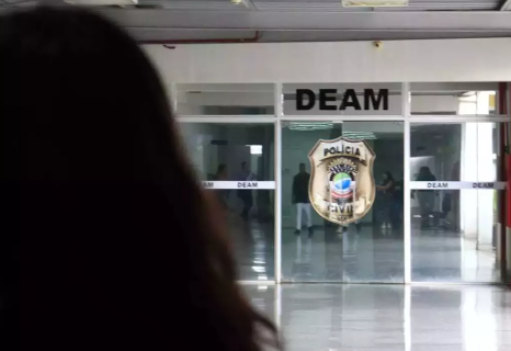 CAC &eacute; preso ap&oacute;s espancar namorada e disparar pistola ao lado do ouvido dela