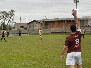 Dois meses ap&oacute;s a partida, saudade de Tiago ganha campo, bola e chope