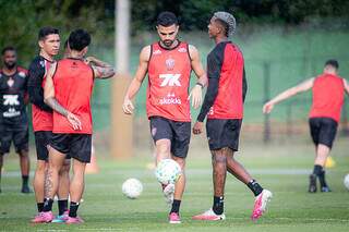 Flertando com a Z-4, Vitória e Grêmio fecham rodada no Brasileirão nesta segunda Flertando com a Z-4, Vitória e Grêmio fecham rodada no Brasileirão nesta segunda