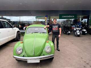 Ferrari atrai olhares, mas Fusca 'Abacatão' faz mais gente sorrir Ferrari atrai olhares, mas Fusca 'Abacatão' faz mais gente sorrir