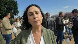 Com bal&otilde;es e fitas brancas, grupo faz ato contra polariza&ccedil;&atilde;o pol&iacute;tica na Capital