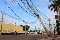 Terceiro poste em 24 horas &eacute; derrubado ap&oacute;s acidente com caminhonete
