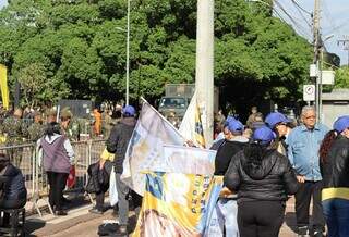 De santinho em santinho, candidatos aproveitam desfile para buscar votos De santinho em santinho, candidatos aproveitam desfile para buscar votos