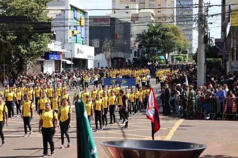 Poucas lojas abrem e movimento de desfile n&atilde;o garante vendas no feriado