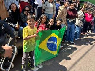 Com volta de aeronaves, desfile leva ao menos 10 mil pessoas ao Centro Com volta de aeronaves, desfile leva ao menos 10 mil pessoas ao Centro