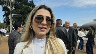 Com bal&otilde;es e fitas brancas, grupo faz ato contra polariza&ccedil;&atilde;o pol&iacute;tica na Capital