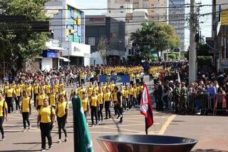 Poucas lojas abrem e movimento de desfile não garante vendas no feriado Poucas lojas abrem e movimento de desfile não garante vendas no feriado