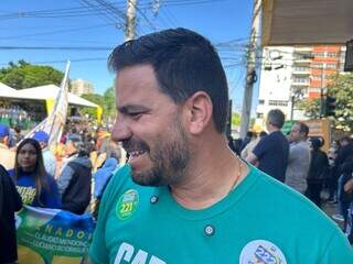 De santinho em santinho, candidatos aproveitam desfile para buscar votos De santinho em santinho, candidatos aproveitam desfile para buscar votos