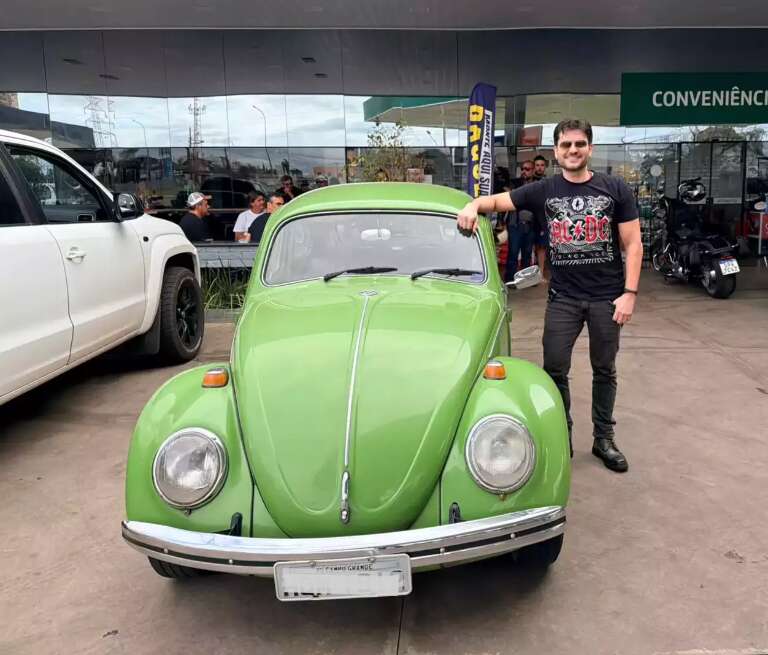 Ferrari atrai olhares, mas Fusca 'Abacatão' faz mais gente sorrir