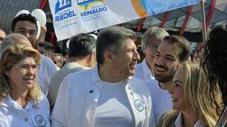 Com bal&otilde;es e fitas brancas, grupo faz ato contra polariza&ccedil;&atilde;o pol&iacute;tica na Capital
